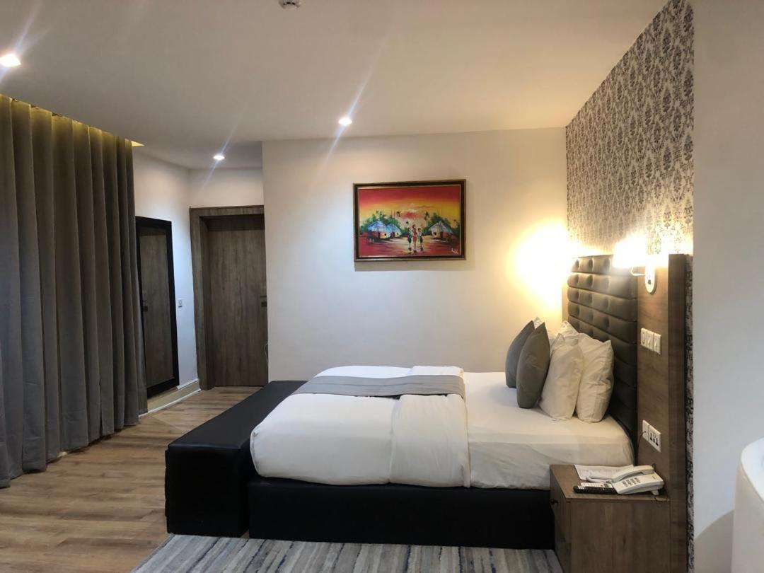 Crownsville Hotel - Airport Road Port Harcourt Exterior foto