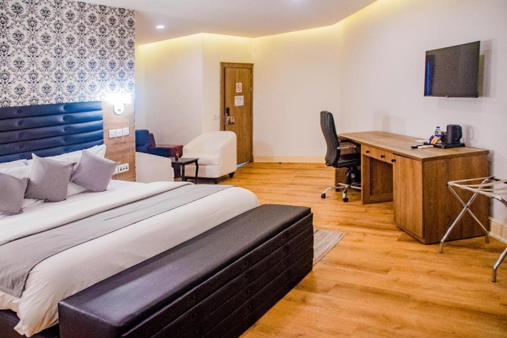 Crownsville Hotel - Airport Road Port Harcourt Exterior foto
